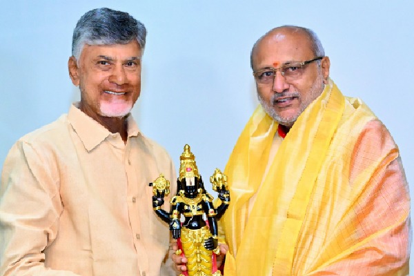 Telangana Governor Radhakrishnan Meets AP CM Chandrababu in Undavalli