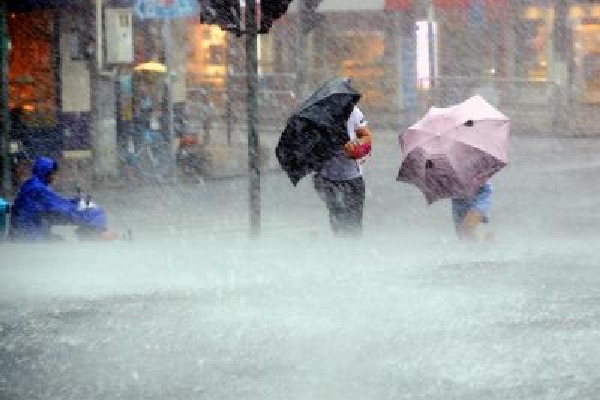 Hyderabad Faces Traffic Chaos Due to Intense Rainfall