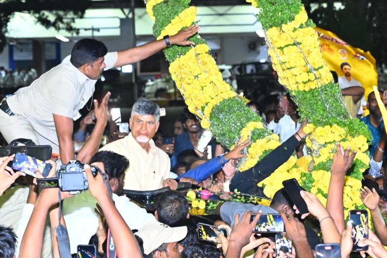 Chandrababu Naidu arrives in Hyderabad to warm welcome by supporters