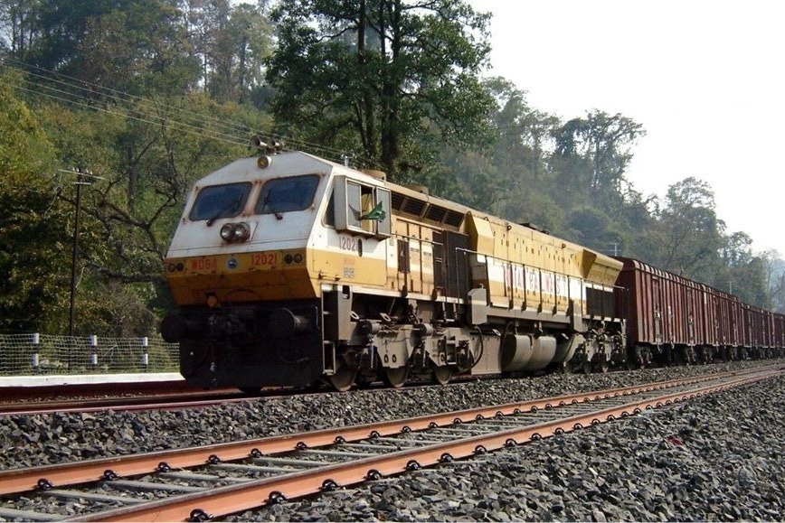 Man injured after middle berth of train collapses in Bengal