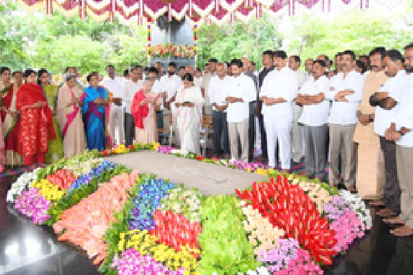 Jagan, Sharmila pay tributes to YSR on birth anniversary