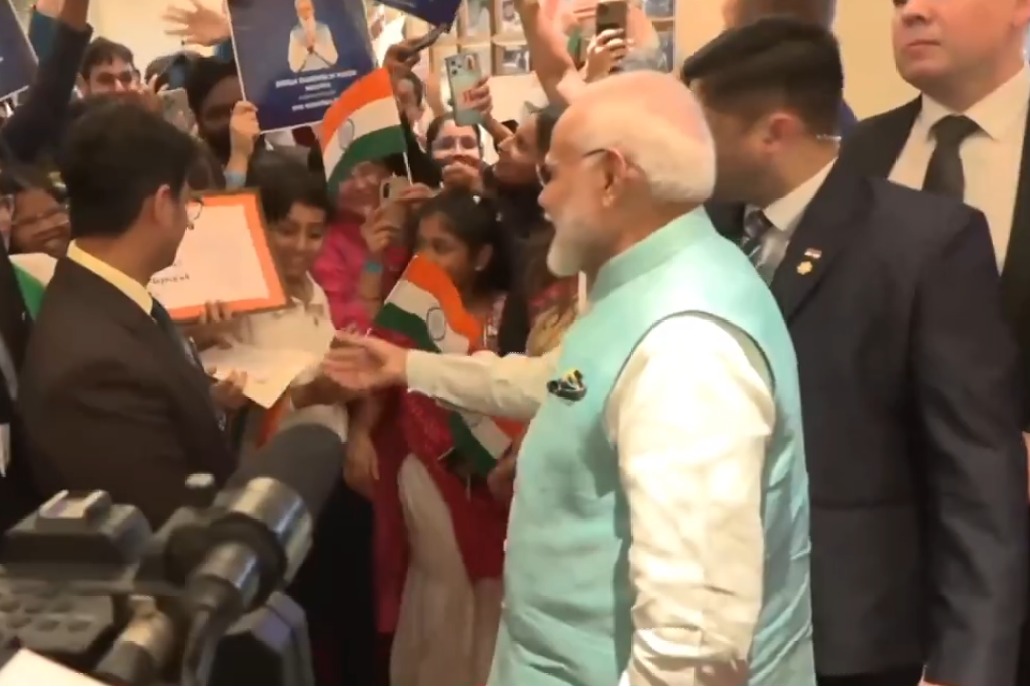 PM Modi gets rousing welcome from Indian community in Moscow