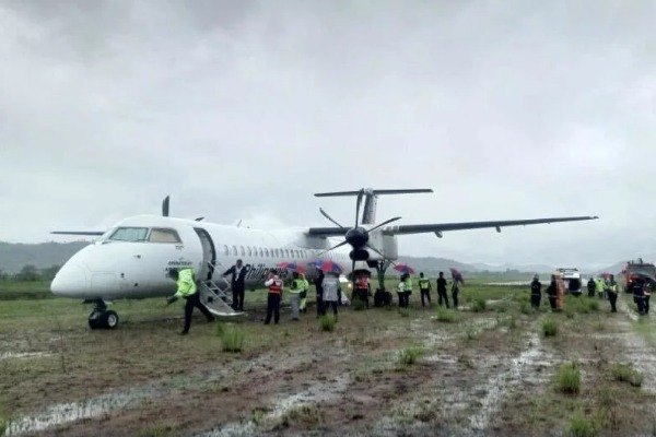 Philippine Airlines plane overshoots runway in Philippines