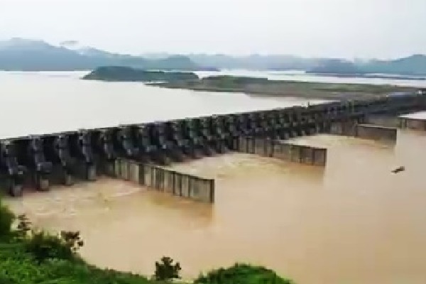 Godavari in spate, heavy rain hits normal life in Andhra Pradesh