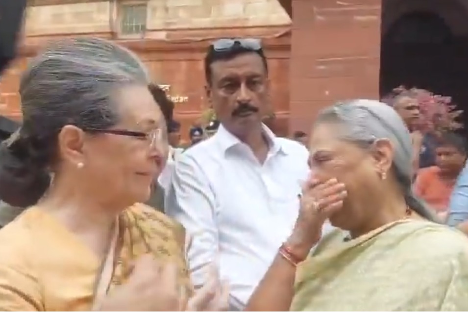 Unexpected Camaraderie: Sonia Gandhi, Jaya Bachchan break barriers with smiles