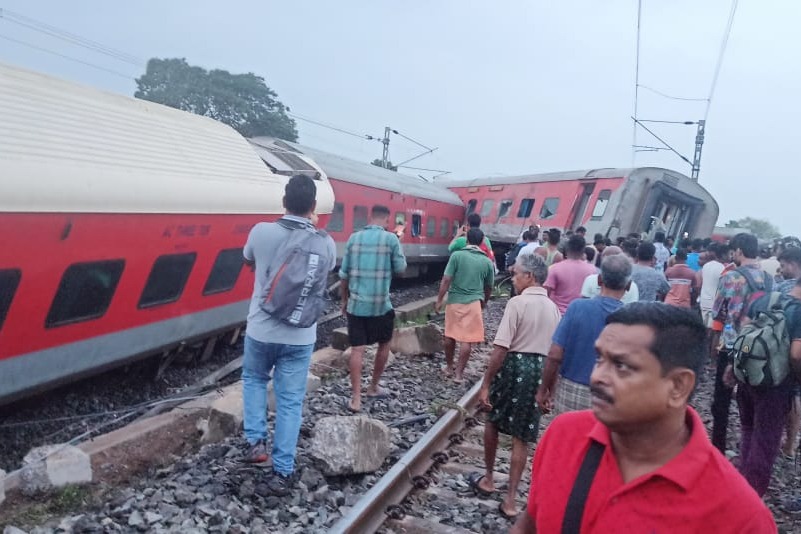 Howrah-CSMT Express train derails in Jharkhand, two dead