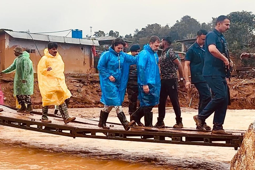 Rahul and Priyanka reach landslide-hit Chooramala in Wayanad, take stock of situation