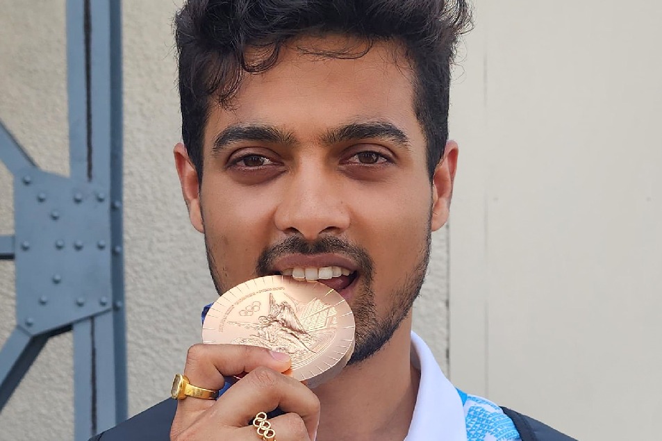 Maharashtra hails Olympic medalist Swapnil Kusale; announces Rs 1 crore reward