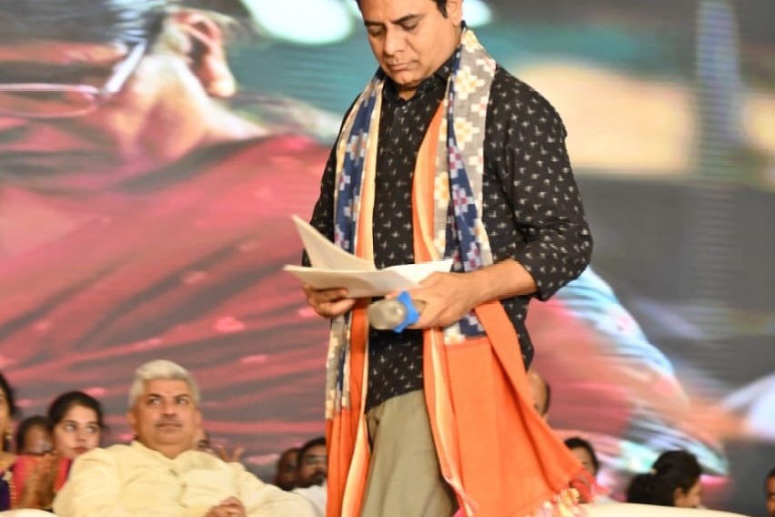 KTR urges Centre, Telangana to 'rescue' handloom sector