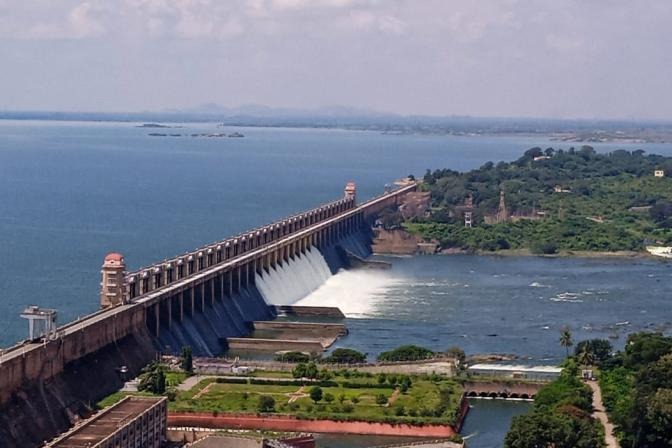 Andhra minister, experts visit Tungabhadra dam