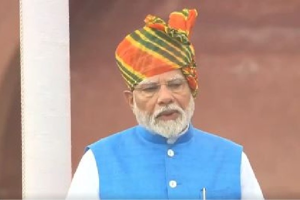 PM Modi hoists Tricolour at Red Fort, pays tribute to freedom fighters