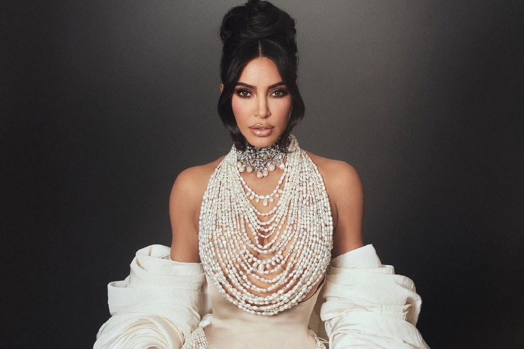 Kim Kardashian confirms her relationship status, ‘Officially Single Again’