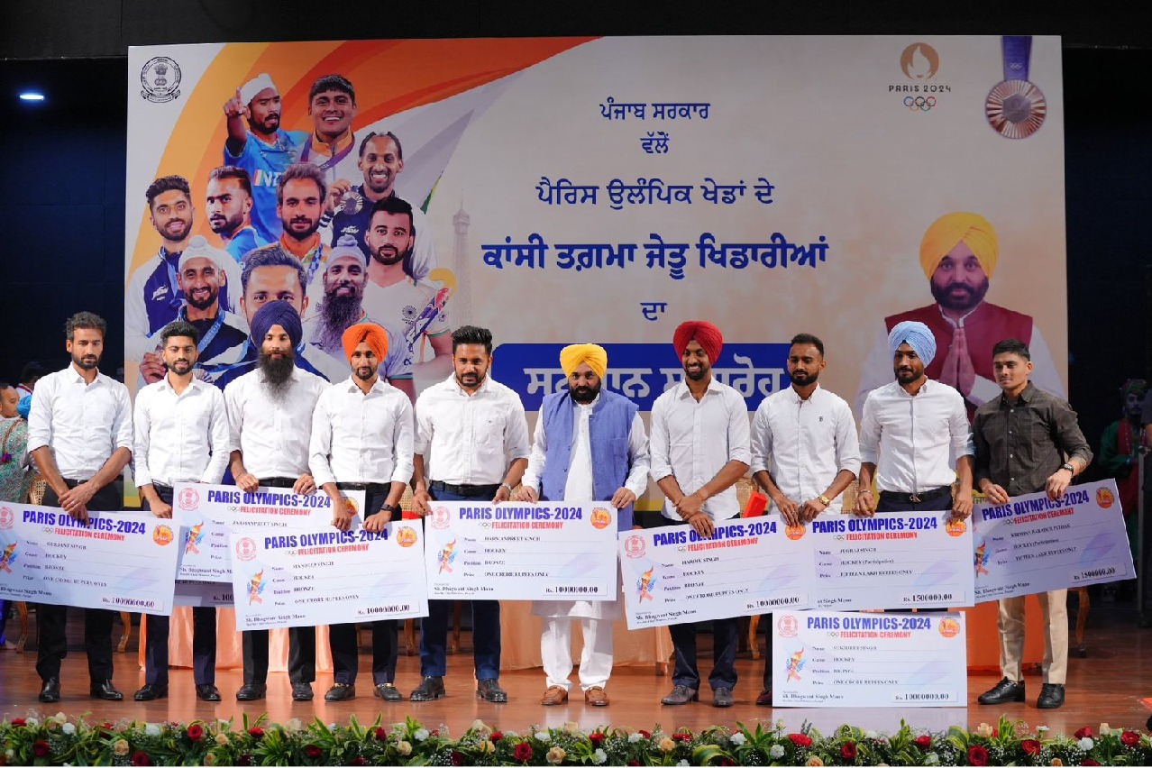 Punjab CM felicitates eight Olympic hockey players with Rs 1 crore each