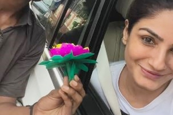 Raveena Tandon celebrates Janmashtami by helping this artist at
 traffic signal