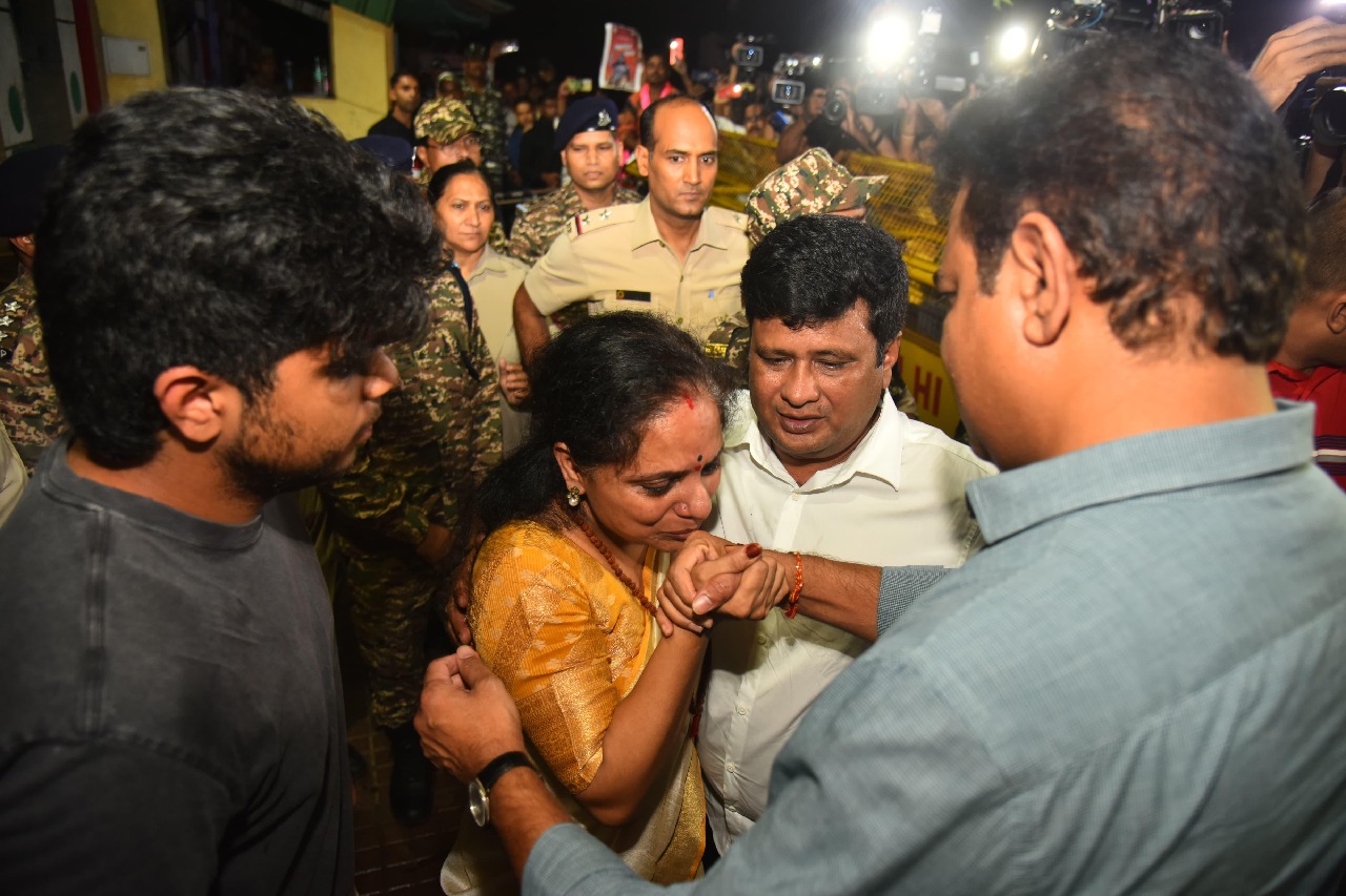 Kavitha walks out of Tihar Jail, emotional scenes as family greets her