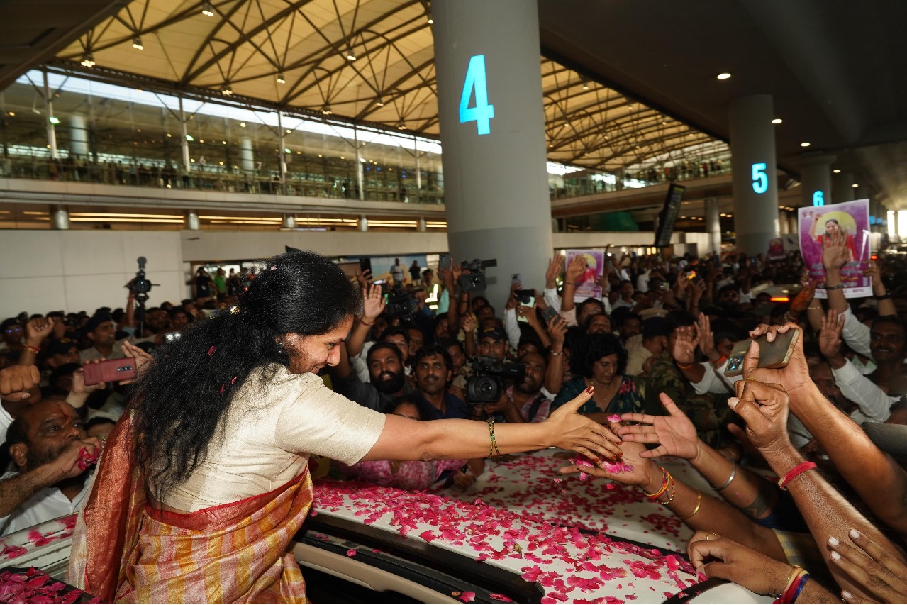 Kavitha reaches Hyderabad to a huge welcome by supporters