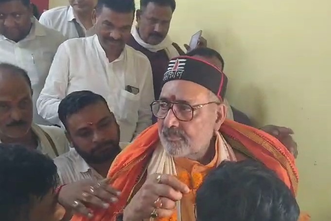 Youth tries to attack Giriraj Singh during Janata Darbar in Begusarai