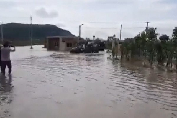 Heavy rain alert in 11 districts of Telangana