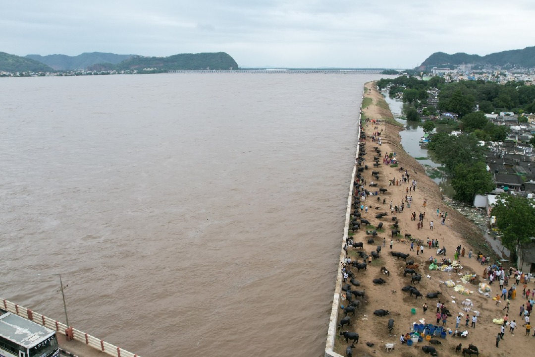 Two arrested for collision of boats with Prakasam Barrage, minister claims conspiracy (Lead)