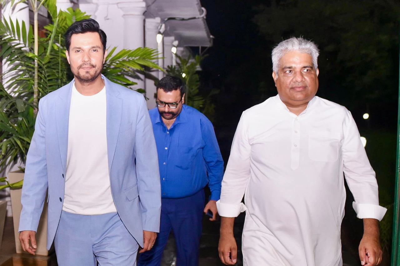 Randeep Hooda meets Union Environment Minister: Your knowledge on
 cinema was energising