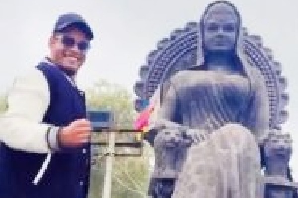 Man booked for obscene dance before Rani Kamlapati's statue in Bhopal