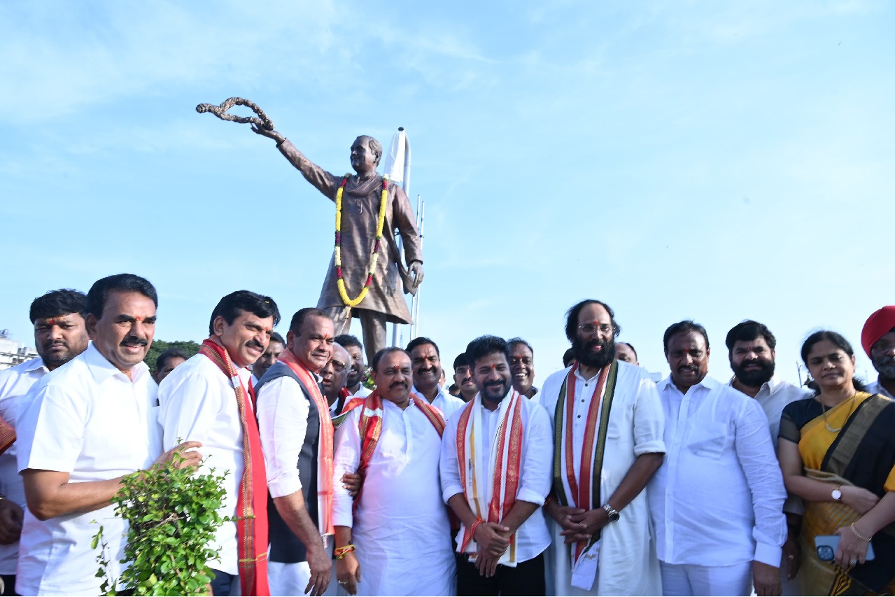 Telangana CM unveils Rajiv Gandhi’s statue, dares BRS to touch it