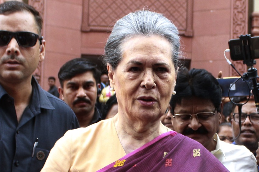 Sonia Gandhi reaches Shimla to stay in Priyanka’s wooden cottage