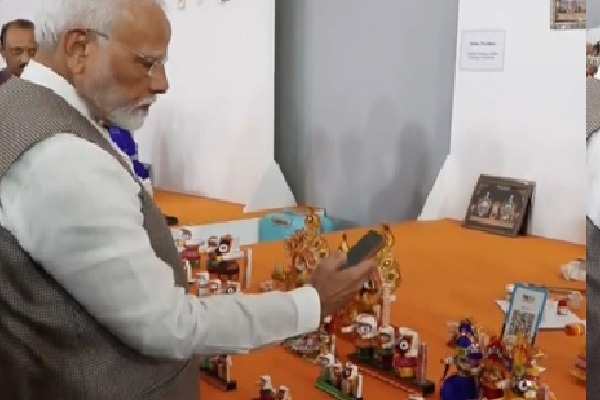 PM Modi buys artefact of Lord Jagannath, makes digital payment at Vishwakarma programme