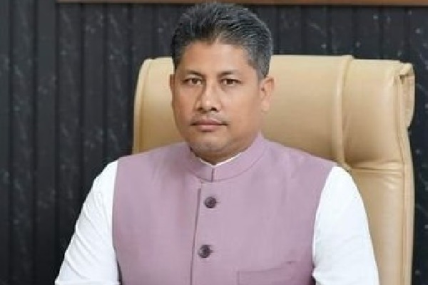 Assam Minister seeks apology from Cong chief and K'taka Minister