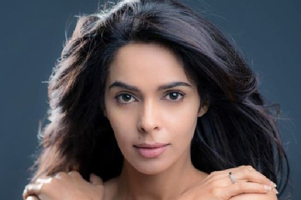 When Mallika Sherawat was harassed by a Bollywood hero knocking her
 door at midnight