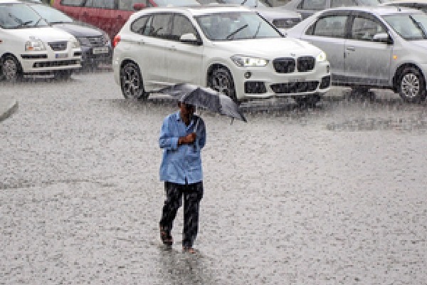 Heavy rain lashes Andhra, CM Naidu puts administration on alert