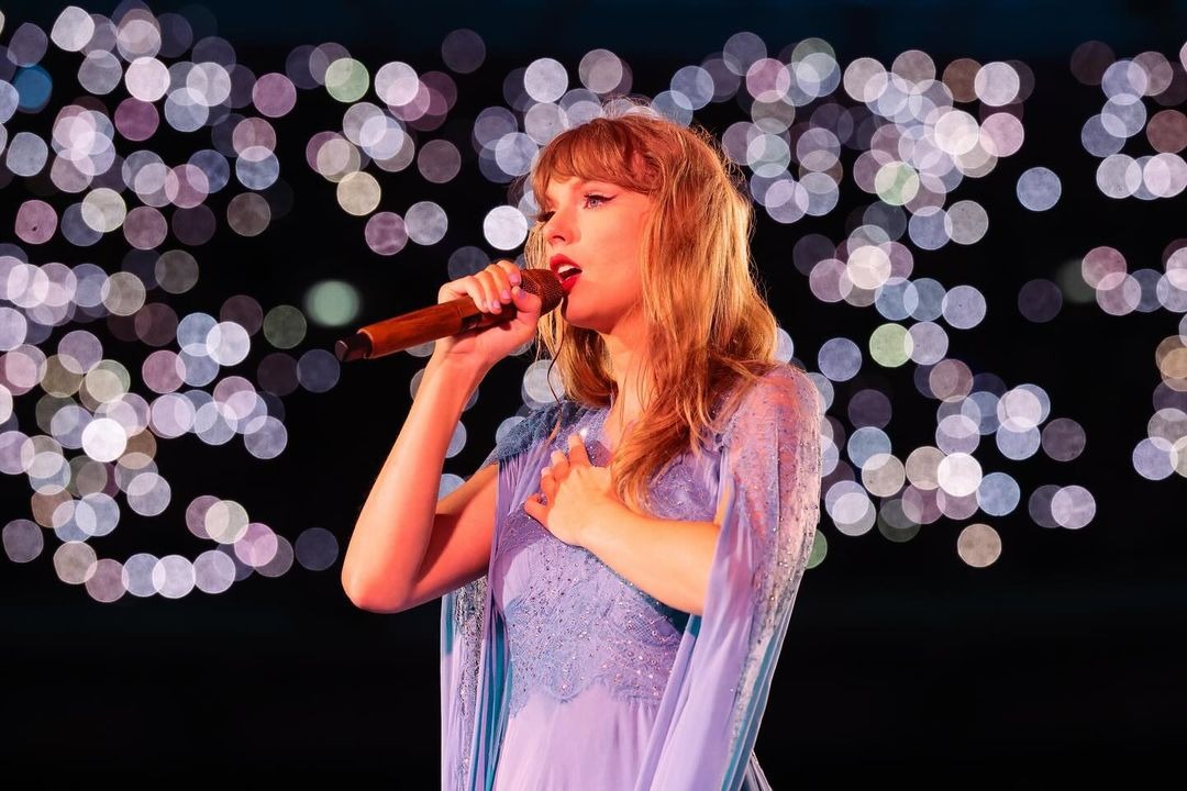 Taylor Swift suffers wardrobe malfunction, dancers swing into action
 to her rescue