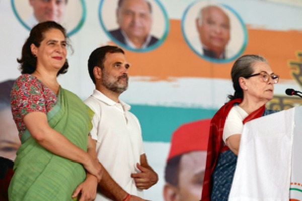 Kerala bypolls: Sonia to accompany Priyanka in Wayanad for nomination filing