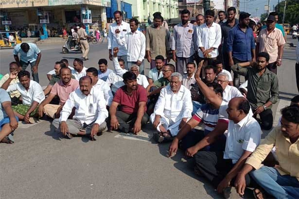 Telangana Cong leader protests over key follower’s murder in BRS stronghold