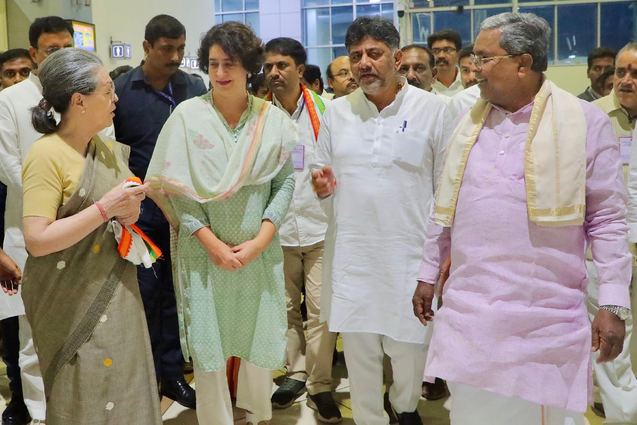 Sonia Gandhi, Priyanka land in Mysuru ahead of nomination filing; warmly received by K’taka CM & Dy CM