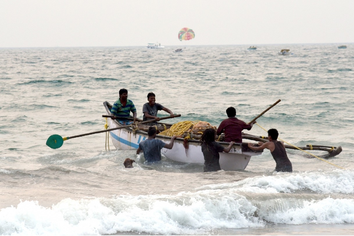 Sri Lankan Navy arrests 12 Tamil Nadu fishermen