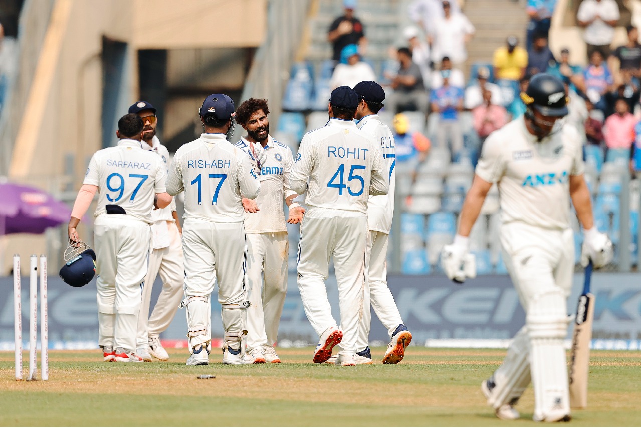 3rd Test: Jadeja's three wickets; Young, Mitchell fifties make it another shared session