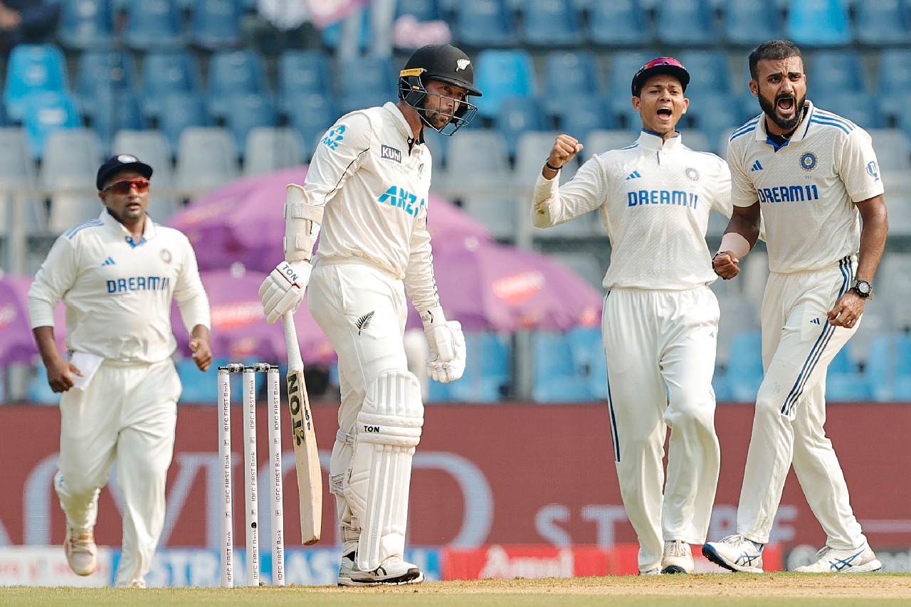 3rd Test: New Zealand reach 26/1 at tea after bowling out India for 263