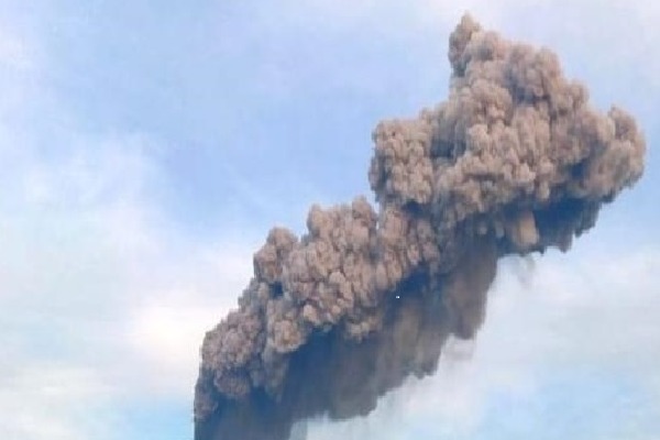 Mount Lewotobi in Indonesia erupts, top flight alert issued