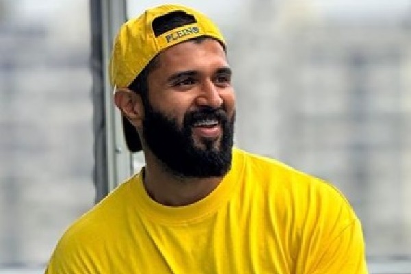 Vijay Deverakonda falls after losing his balance on stairs