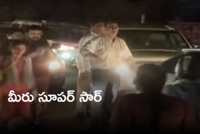 Producer Suresh Babu clears traffic in Film Nagar