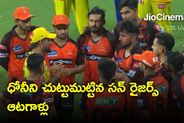  MS Dhoni surrounded by bunch of SRH youngsters in Chepauk 