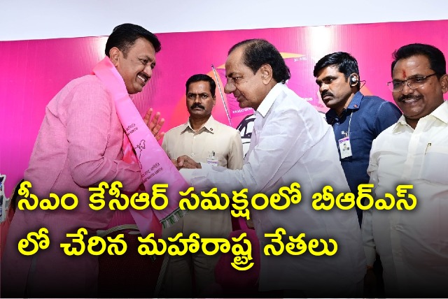 KCR welcomes Maharashtra leaders into BRS