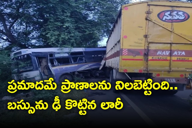 TSRTC bus going from Srisailam to Munugode has brake failure and hits transport lorry in accident