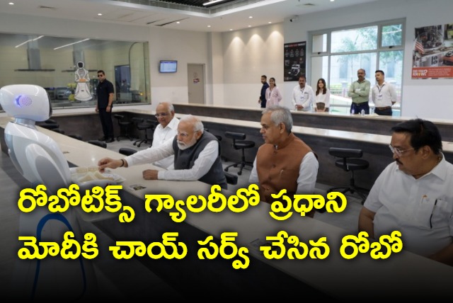 PM Modi enjoyed a cup of tea served by Robots