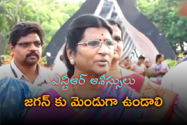 Lakshmi Parvathi pays tributes at NTR Ghat