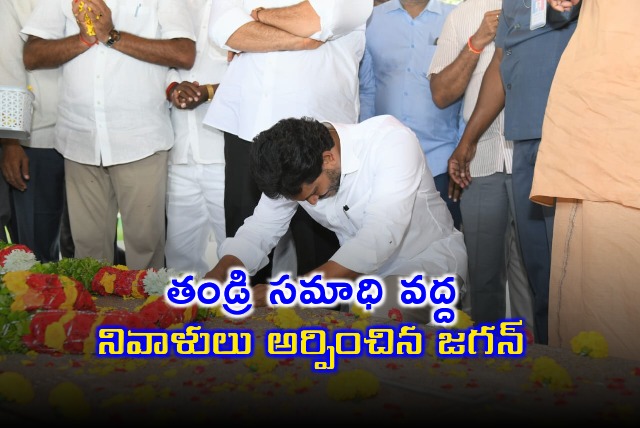 Jagan pays tributes to YSR in Idupulapaya 